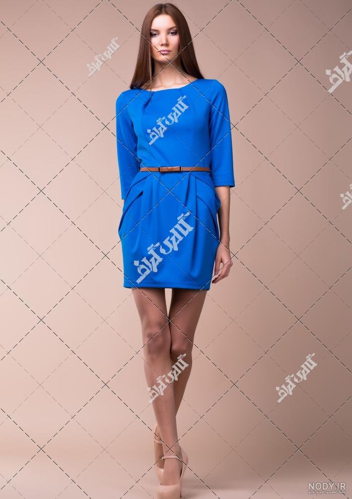 عکس با کیفیت تبلیغاتی جوانی خندان با پیراهن آبی و شلوار لی مناسب مدلینگ و  تبلیغات فروشگاه ها و تولیدی های لباس - لایه باز طرح آماده psd - eps
