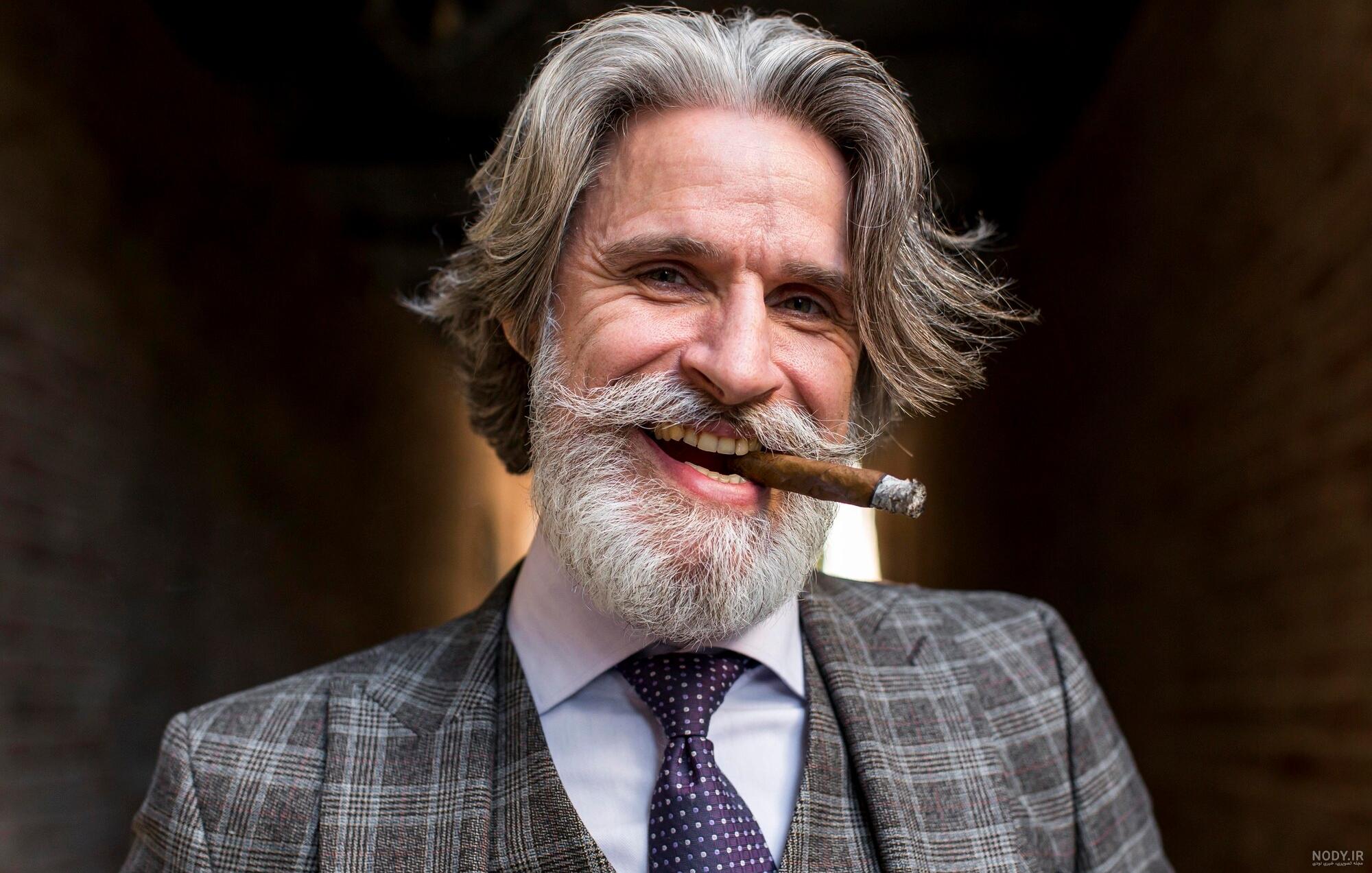 عکس سیگار برگ 8240348 Cuban Cigar In Hand - مزرعه فوتیج