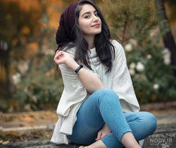 عکس کلاسیک هنری دخترانه با دستبند و گل | تاوعکس
