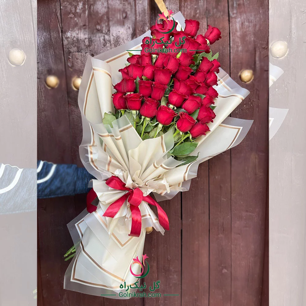 دسته گل رز قرمز خاص و لاکچری دسته گل رز قرمز خاص و لاکچری