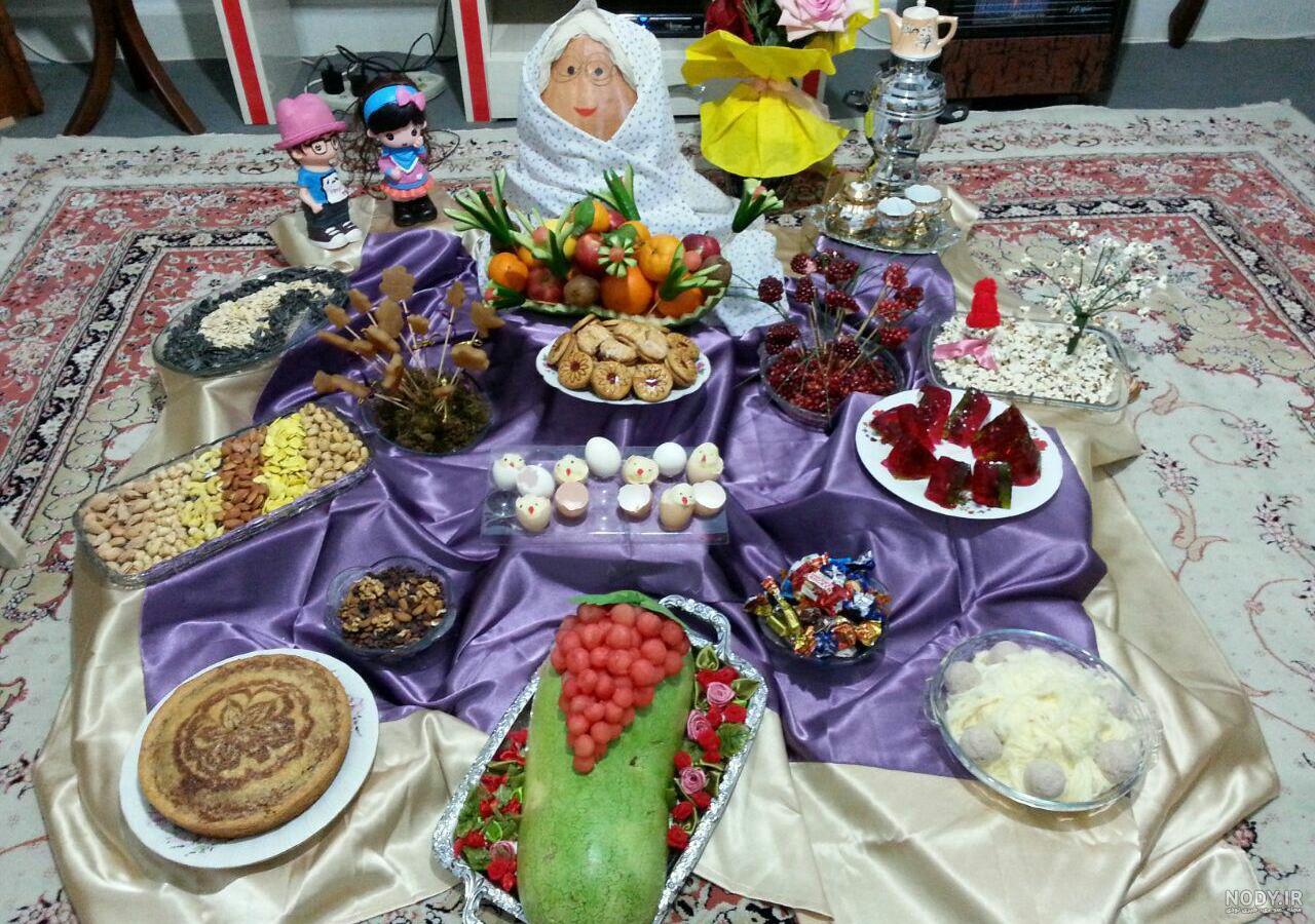 ۳۰ عکس تزیین سفره و میز شب یلدا جدید ۱۴۰۲ برای همه مدل سلیقه