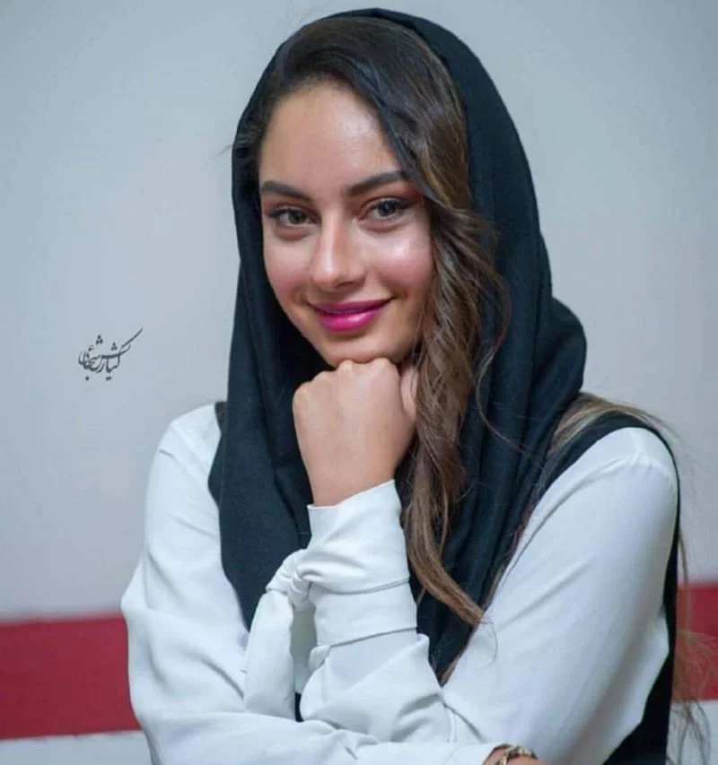 عکس ترلان پروانه با همسر