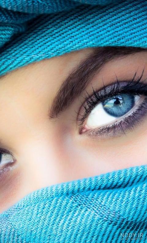 تصویر زن HD چشم آبی خوشگل با کت چرم شیک برای زمینه ویندوز