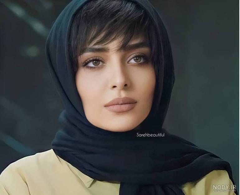 ژست ساره بیات سوار بر سانروف صورتی ژست ساره بیات سوار بر سانروف صورتی