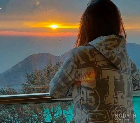 کاغذدیواری سه بعدی با طرح قاب عکس دختر با لباسی از گل های آفتاب گردون