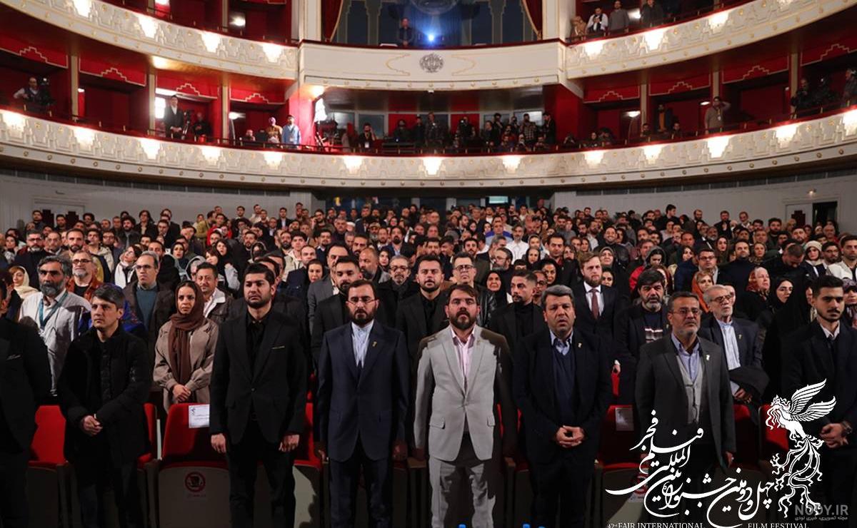 همشهری آنلاین - تصاویر | ژست‌های خانم مجری مقابل دوربین در جشنواره فجر ۱۴۰۰