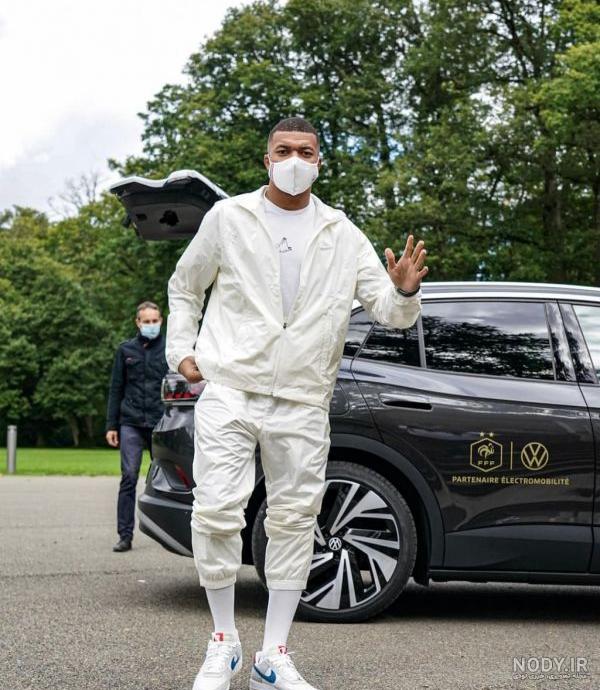 امباپه و همسرش در ساحل