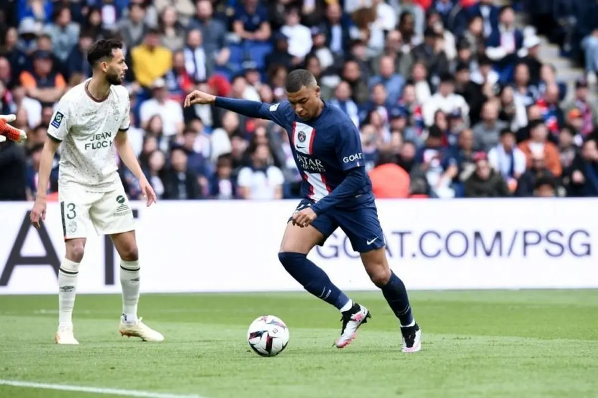 امباپه و همسرش در ساحل