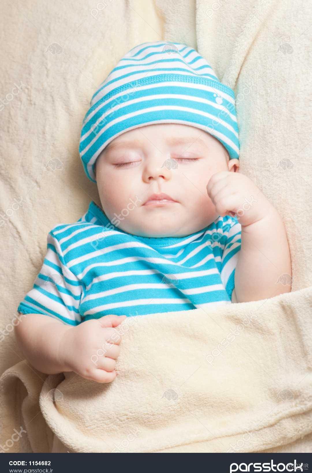 عکس نوزاد خوشگل با لباس پشمی آبی – عکس با کیفیت و تصاویر استوک حرفه ای عکس نوزاد خوشگل با لباس پشمی آبی – عکس با کیفیت و تصاویر استوک حرفه ای
