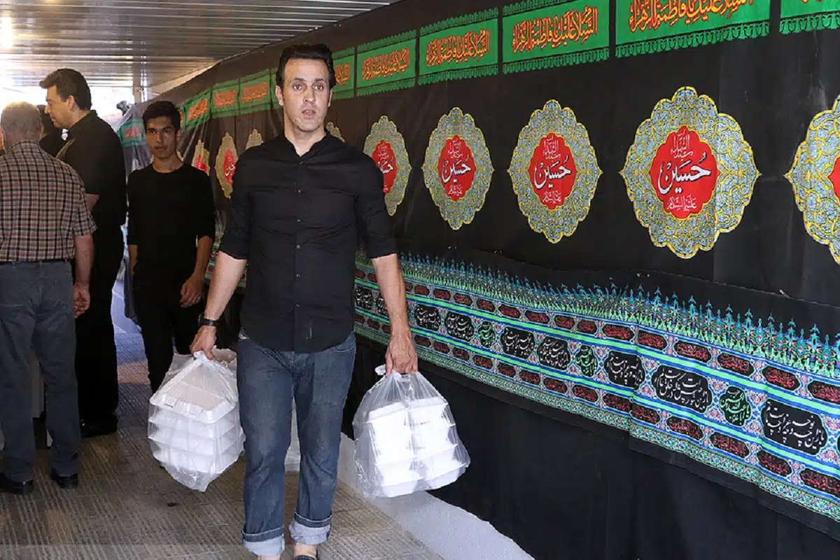 عکس| تصاویری جالب از علی کریمی پای دیگ نذری/ لباس سیاه امام‌ حسین (ع) بر تن  اسطوره