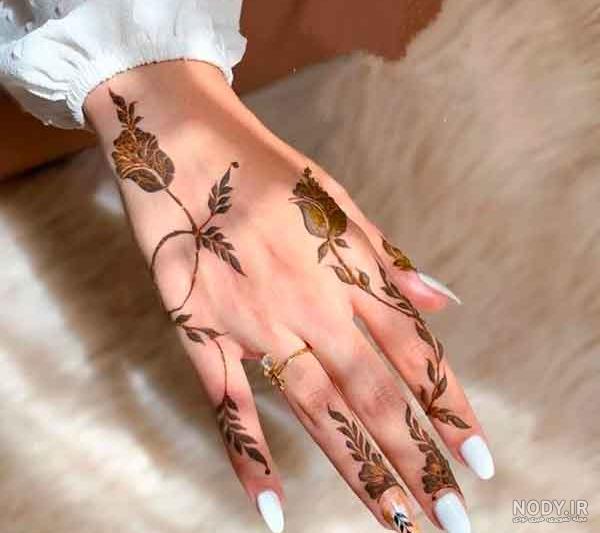 مدل حنا روی دست 1401 با طرح های جذاب و جدید همچنین با ناخن های کاشت شده