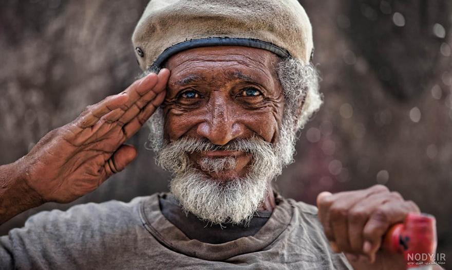 عکس با کیفیت چهره ی دلنشین پیر مرد روستایی با لبخند زیبا در حال خوردن آبگوشت در طبیعت – عکس با کیفیت و تصاویر استوک حرفه ای عکس با کیفیت چهره ی دلنشین پیر مرد روستایی با لبخند زیبا در حال خوردن آبگوشت در طبیعت – عکس با کیفیت و تصاویر استوک حرفه ای