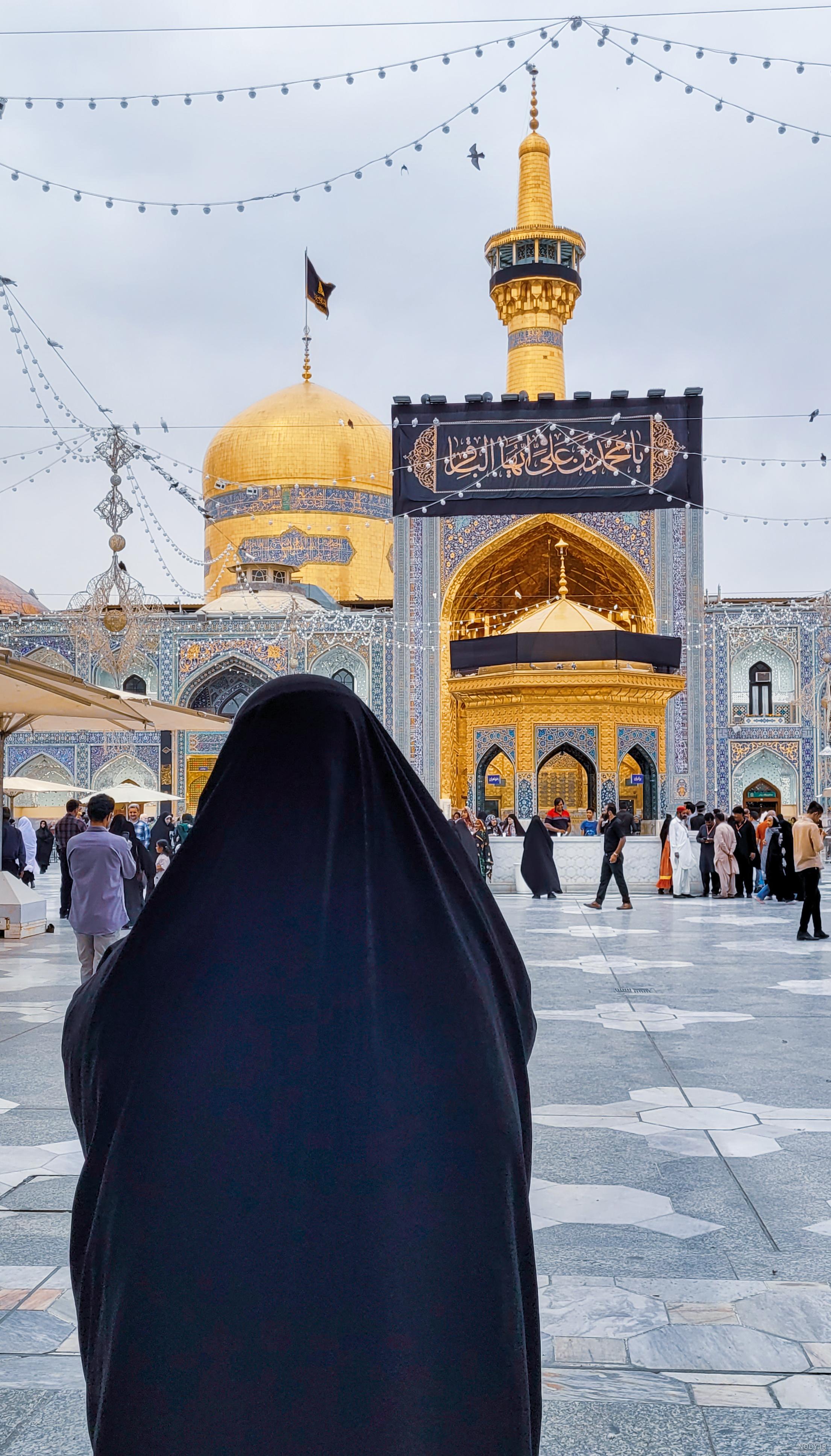 عکس با کیفیت سقاخانه در وسط حرم زیبای امام رضا (ع) با گنبد و گلدسته های طلا  – عکس با کیفیت و تصاویر استوک حرفه ای