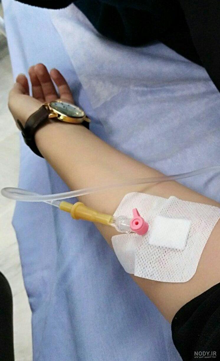 عکس سرم دست دختر