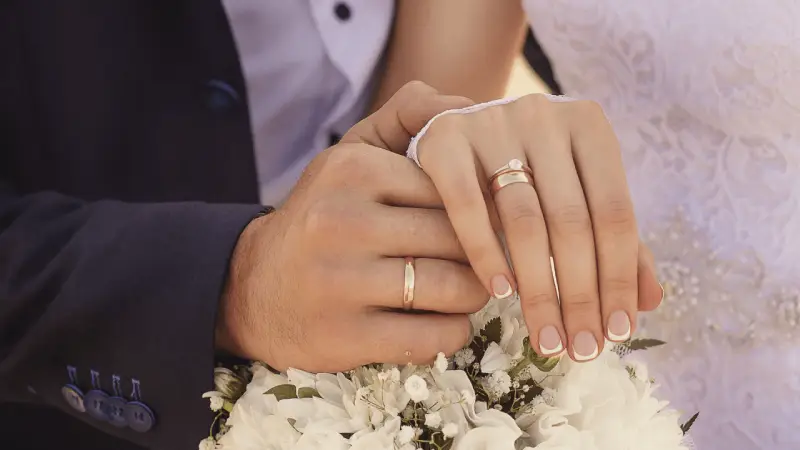 17 ژست زیبا عکس با حلقه ازدواج