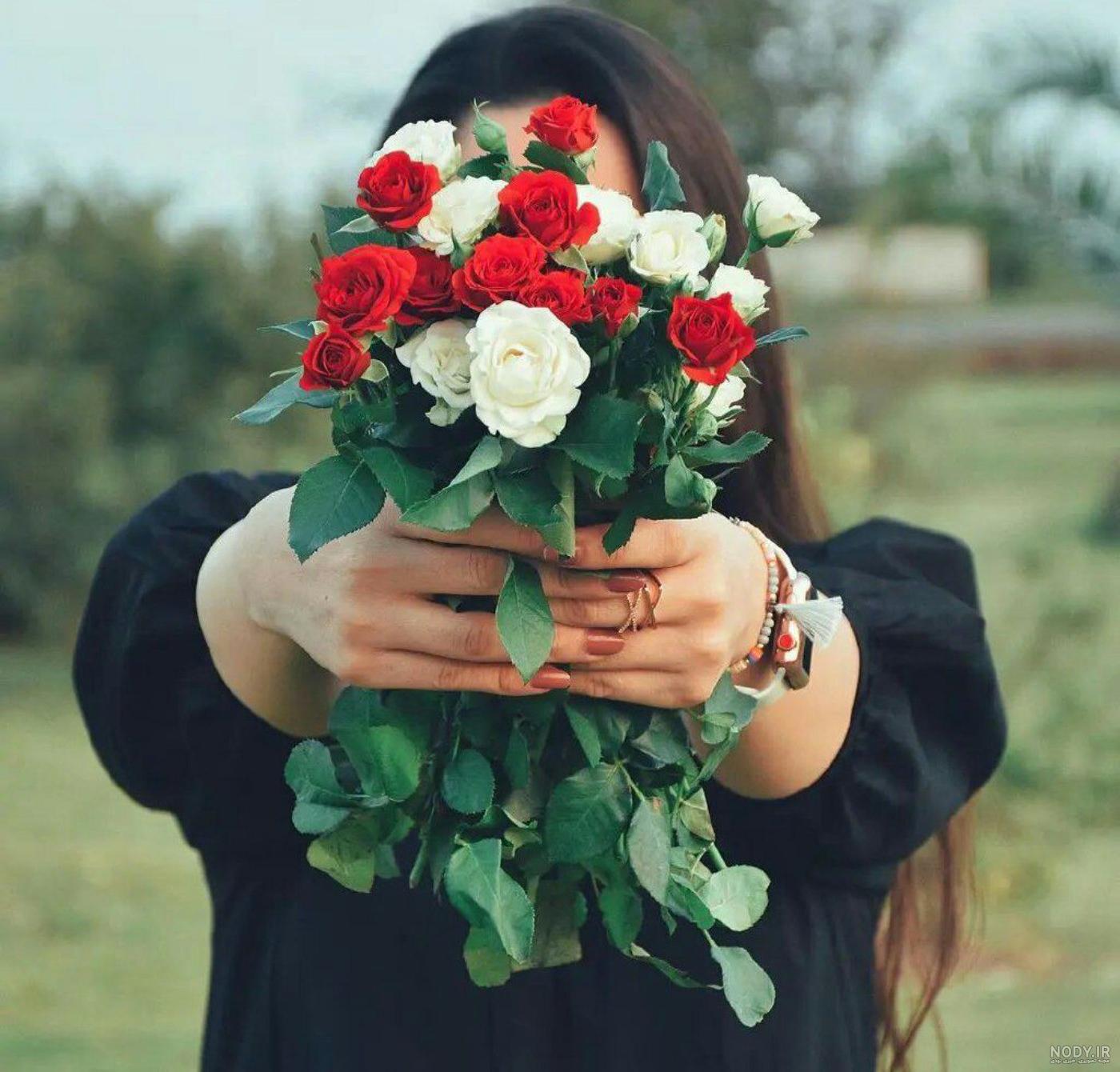 عکس دخترونه با گل رز قرمز