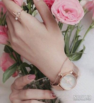 عکس دسته گل در دست دختر برای پروفایل