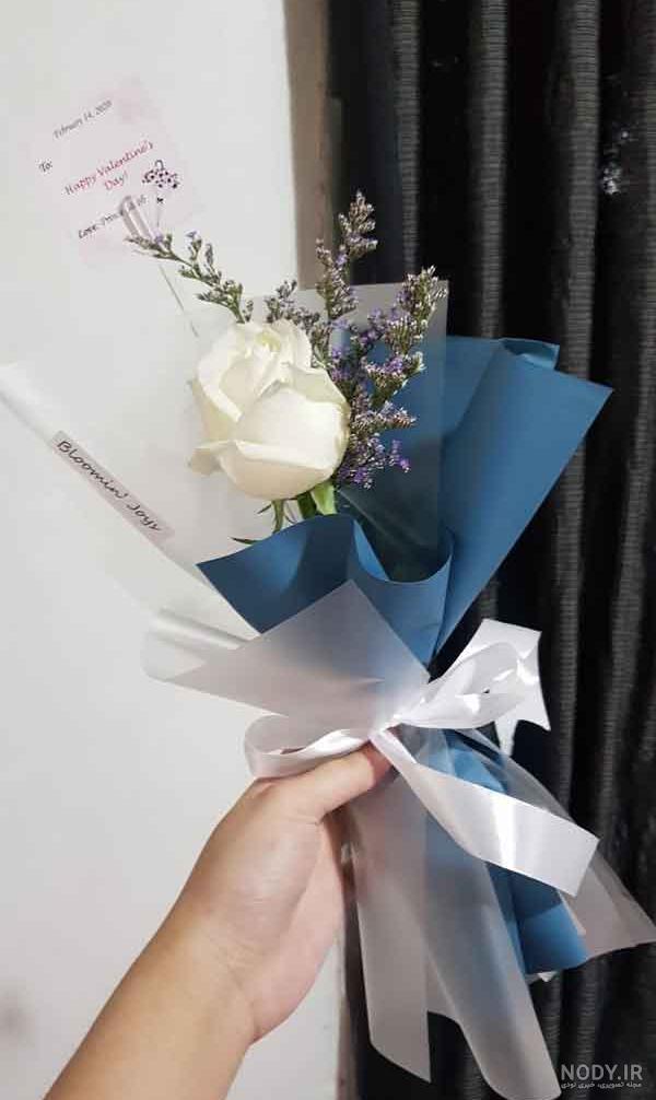 پرتره دختر کوچک زیبا با گل های رز 1070139 پرتره دختر کوچک زیبا با گل های رز 1070139