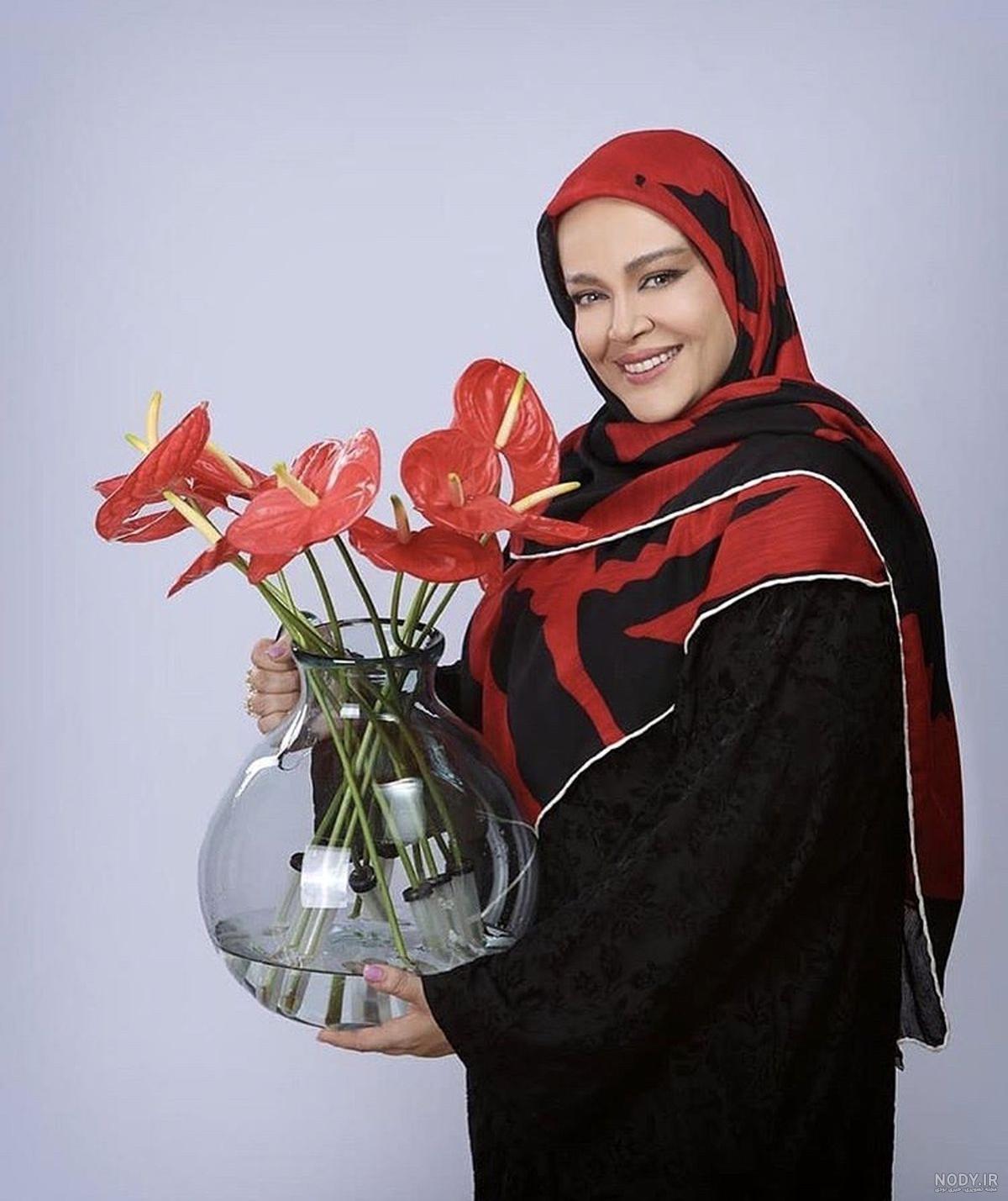 عکس هایی از گل های رنگارنگ در گلدان برای تصویر زمینه و والپیپر