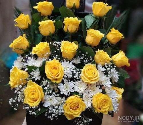 گل رز فیروزه ای با طراحی هنرمندانه با ساقه و برگ های طلای سفید در زمینه  سفید رنگ مد روز 1638183