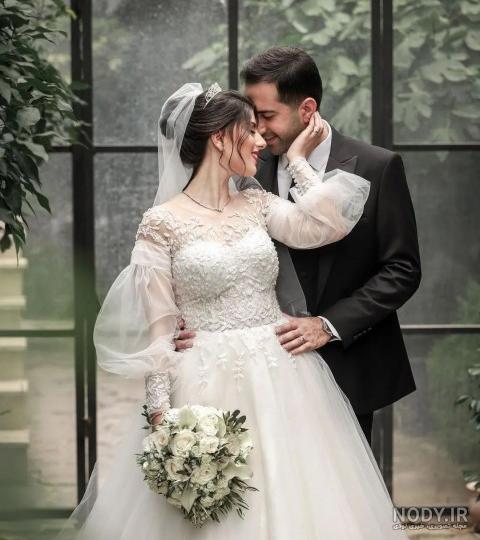 23 عکس رمانتیک و عاشقانه عروس و داماد | ژست‌های زیبا و جدید عکاسی عروسی