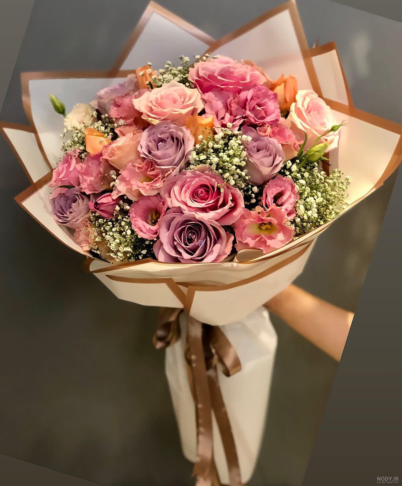 باکس گل خواستگاری رز سفید گرد هلندی باکس گل خواستگاری رز سفید گرد هلندی