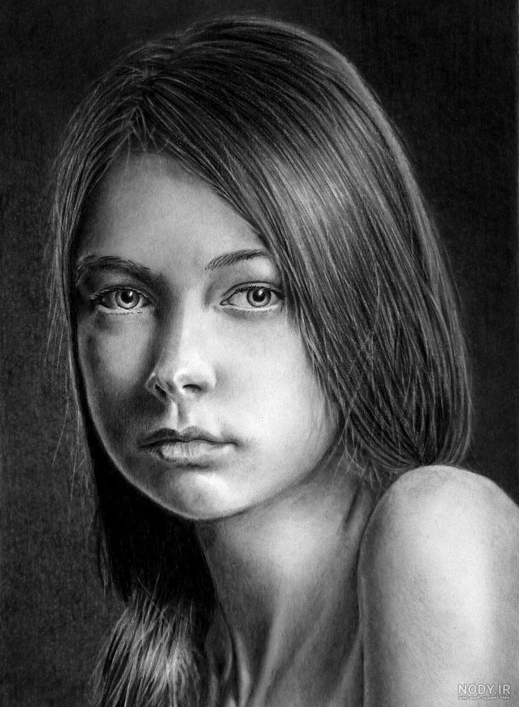 نقاشی سیاه قلم در دایره