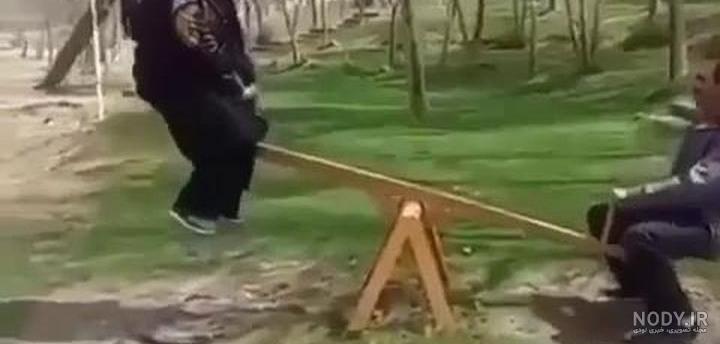 پس زمینه کارتونی با طرح بچه ها در حال الاکلنگ بازی