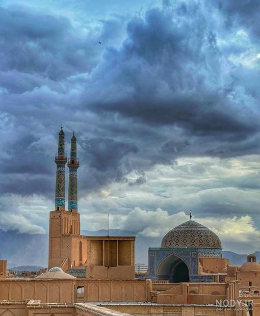 دشت پر از گل با درخت و بالن و آسمان ابری دشت پر از گل با درخت و بالن و آسمان ابری