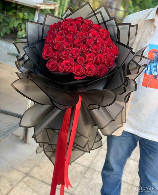 عکس با کیفیت گل های رز قرمز کوچک و بزرگ در کنار یکدیگر و نقاط نورانی در اطراف گل ها – عکس با کیفیت و تصاویر استوک حرفه ای عکس با کیفیت گل های رز قرمز کوچک و بزرگ در کنار یکدیگر و نقاط نورانی در اطراف گل ها – عکس با کیفیت و تصاویر استوک حرفه ای