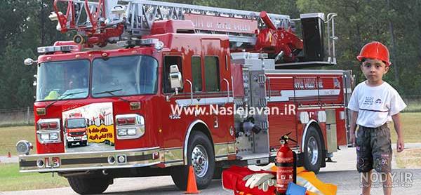 عکس با کیفیت آتش نشانان با لباس و کلاه ضد حریق در حال خاموش کردن شعله های آتش با شلنگ آتش نشانی در دل آتش - لایه باز طرح آماده psd - eps عکس با کیفیت آتش نشانان با لباس و کلاه ضد حریق در حال خاموش کردن شعله های آتش با شلنگ آتش نشانی در دل آتش - لایه باز طرح آماده psd - eps