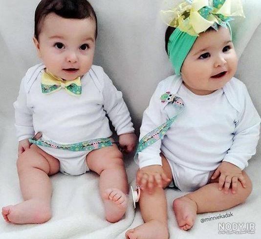 ژست های زیبای عکاسی از نوزادان دوقلو در منزل - مجله چند ماهمه