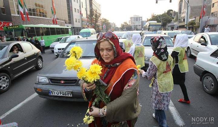 گل فروشی بهاره رهنما در خیابان های تهران + عکس