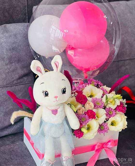 مدل باکس گهواره نوزاد تزیین شده با گل و هدیه برای مادر و نوزاد