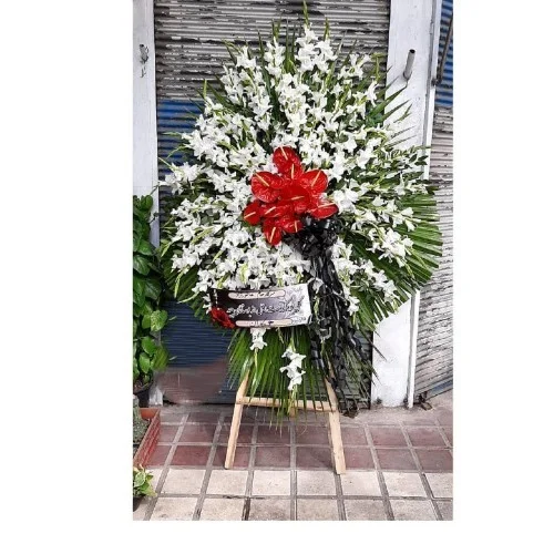 گل رز سفید زیبا با یک شمع سوزان در پس زمینه تیره گل و شمع تشییع گل رز سفید زیبا با یک شمع سوزان در پس زمینه تیره گل و شمع تشییع