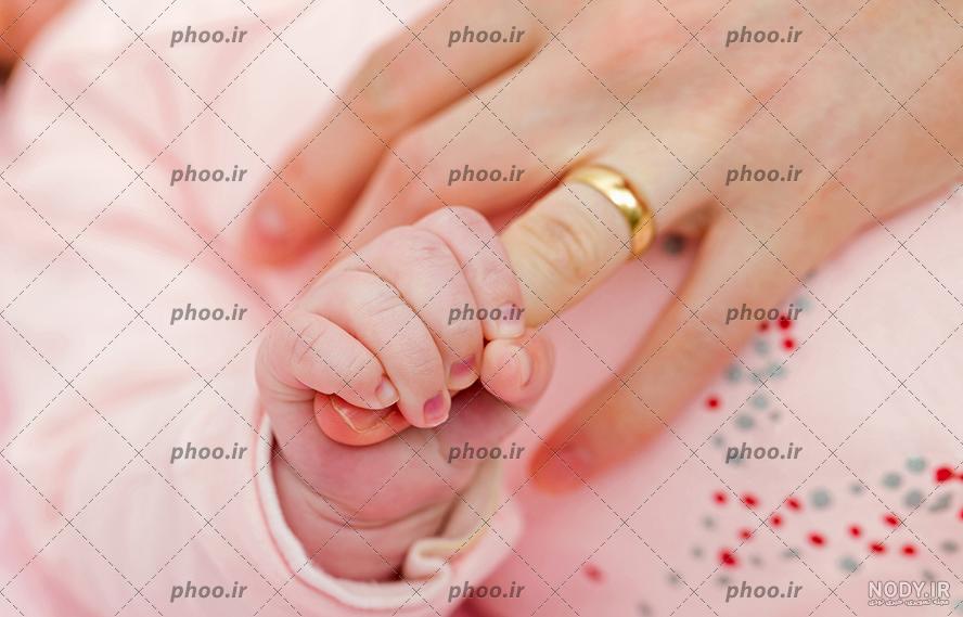 نمای نزدیک از دست کودک به دست والدین مفهوم خانواده 1052507 نمای نزدیک از دست کودک به دست والدین مفهوم خانواده 1052507