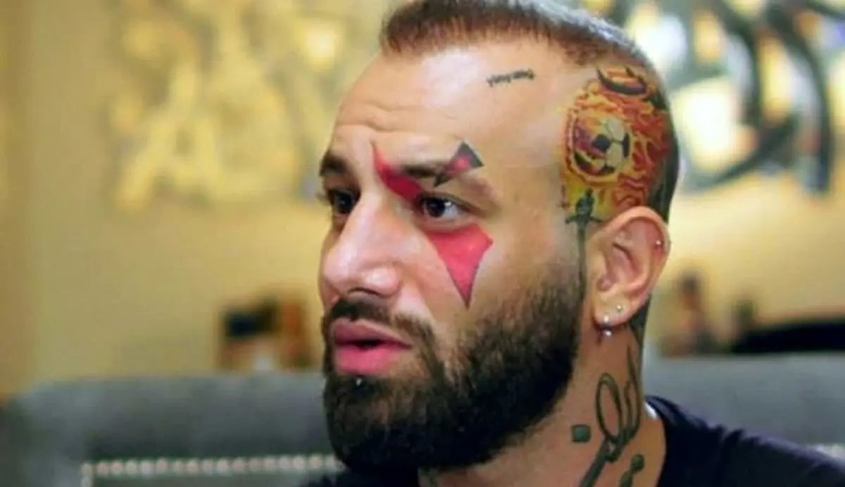 عکس امیر تتلو در حال خالکوبی