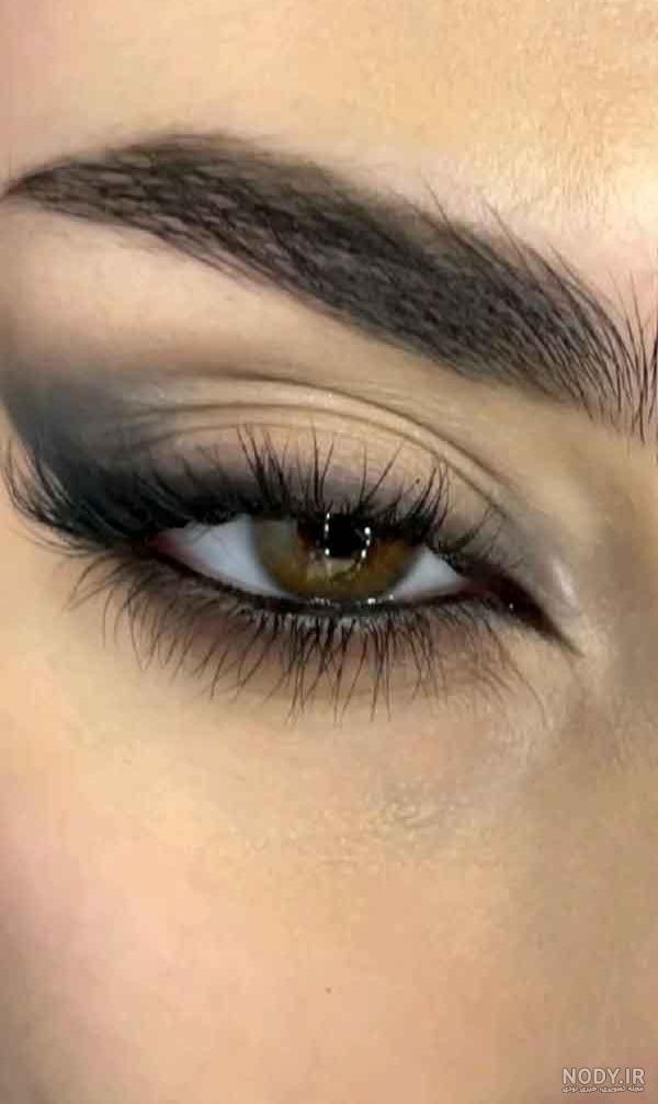 آموزش تصویری آرایش چشم با سایه مشکی و طلایی