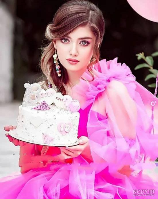 ژست عکس تولد با کیک در کافه