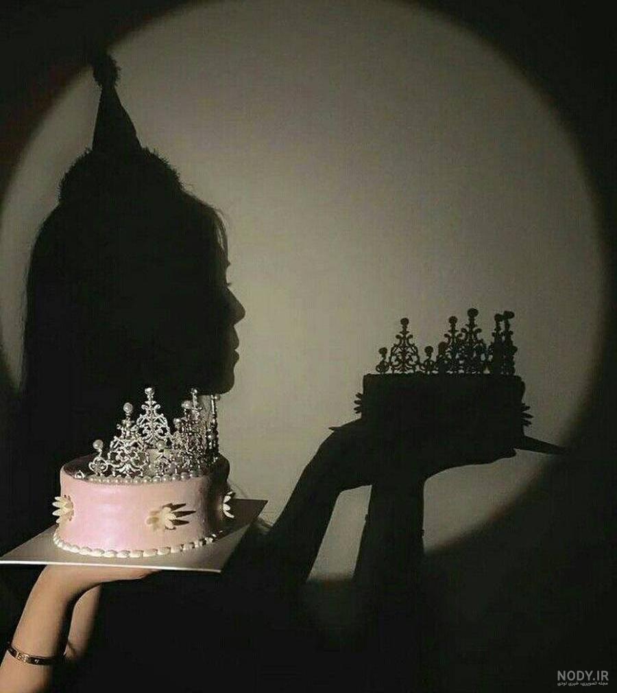 ژست عکس تولد با کیک در کافه