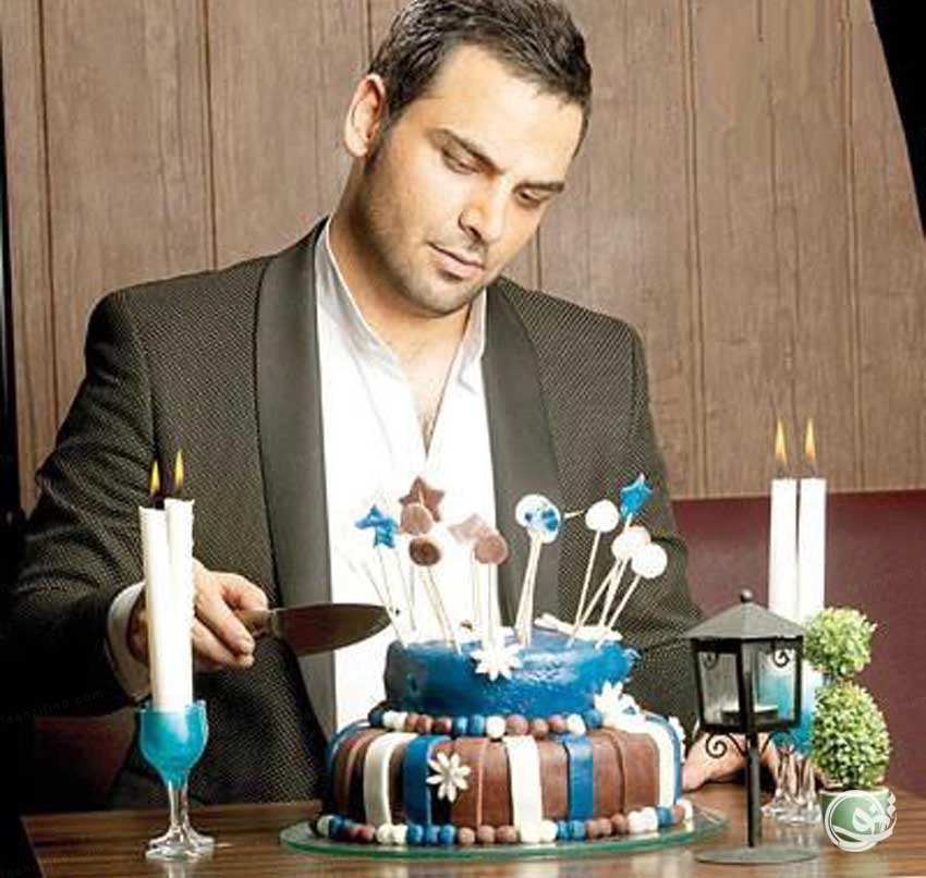 ژست عکس تولد با کیک در کافه
