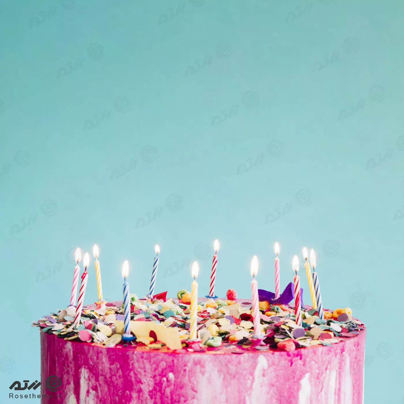 ژست عکس تولد با کیک در کافه