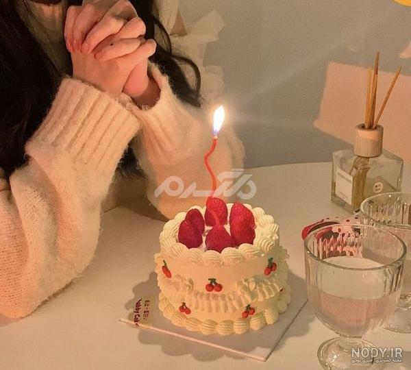 ژست عکس تولد با کیک در کافه