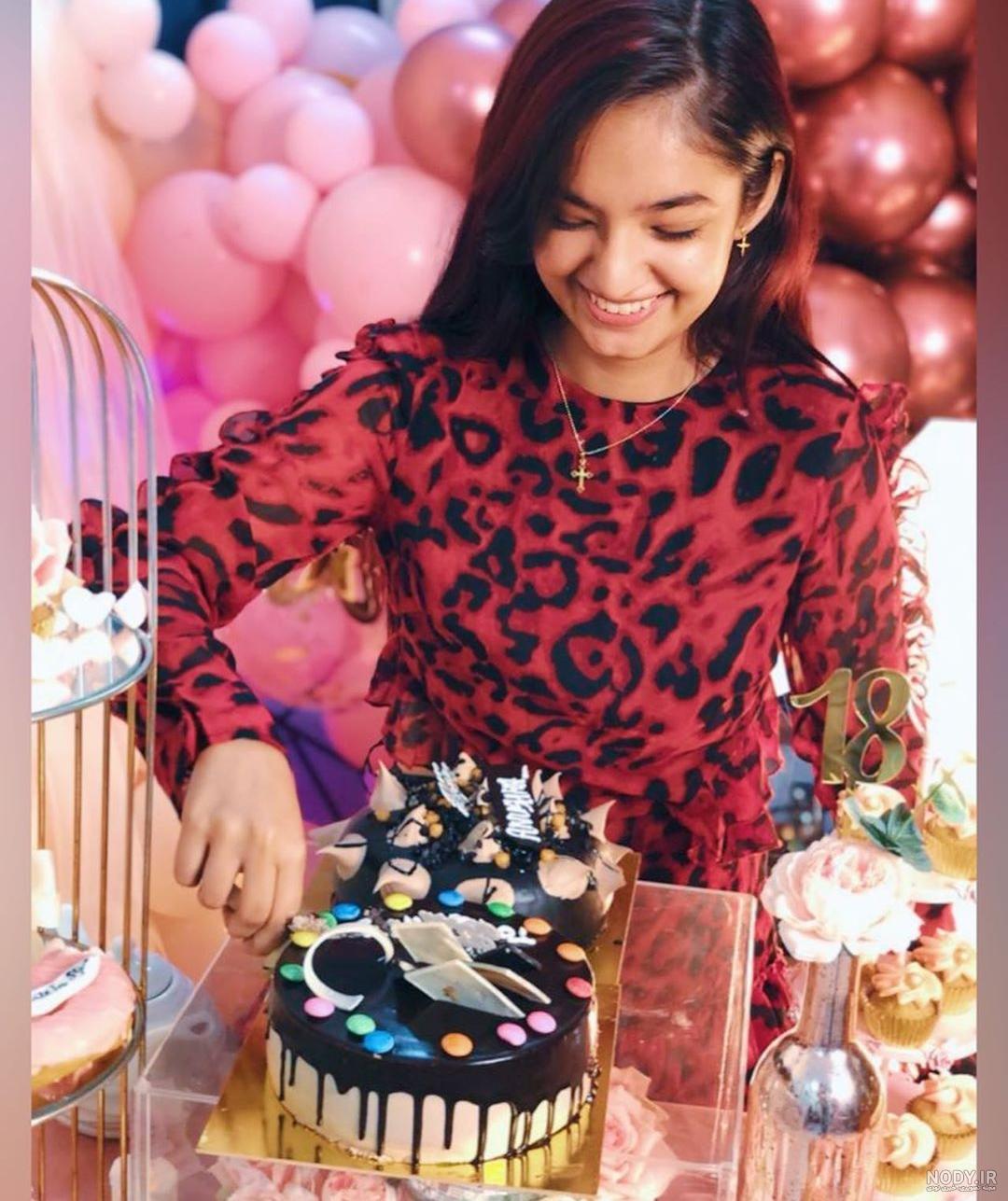 ژست عکس تولد با کیک در کافه