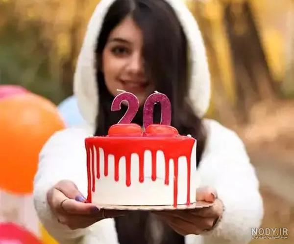 ژست عکس تولد با کیک در کافه