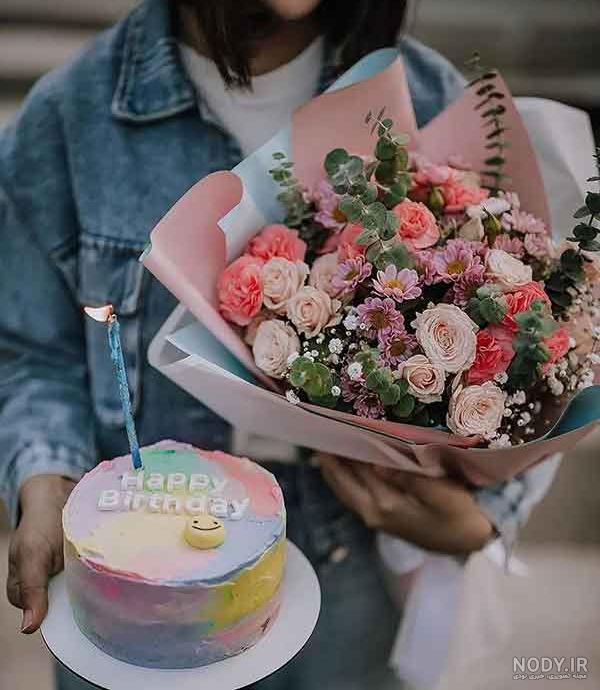 ژست عکس تولد با کیک در کافه