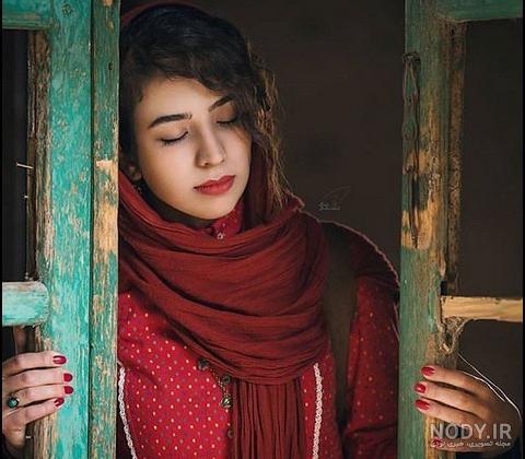 عکس دختر با شال مشکی از پشت سر