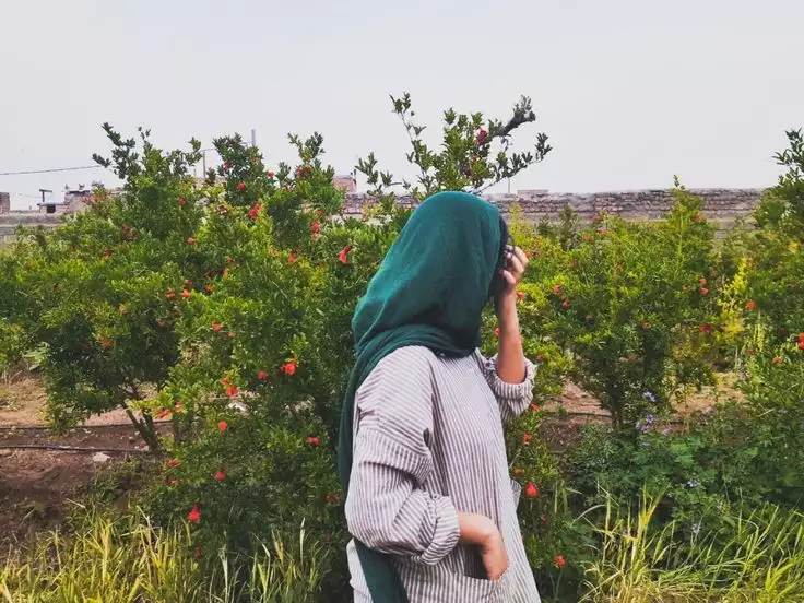 عکس خفن عکس دختر از پشت سر با شال طبیعی