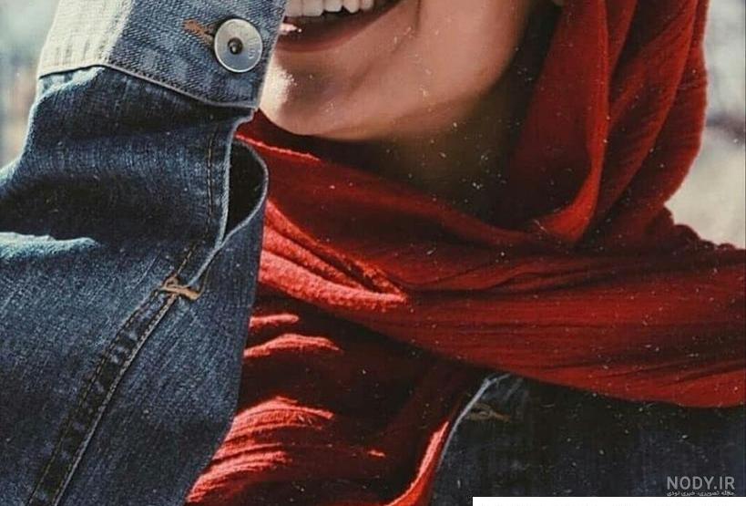 عکس دختر با شال مشکی از پشت سر
