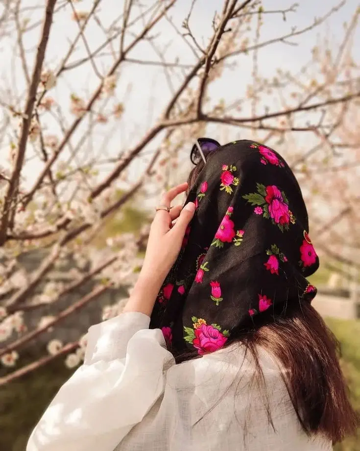 عکس خفن عکس دختر از پشت سر با شال طبیعی